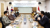 Sesuai arahan Satgas COVID-19 di Indonesia, Perlindungan yang diberikan oleh pemerintah Indonesia selama pandemi COVID-19 tidak hanya dilakukan untuk Warga Negara Indonesia (WNI), namun juga untuk Warga Negara Asing (WNA) yang berada di Indonesia maupun yang akan masuk ke Indonesia. Hal ini dilakukan untuk menekan penyebaran virus SARS-CoV-2 yang masih terjadi di Indonesia. Konsulat Jenderal Kedutaan Besar Republik Korea Kim Jong Min mengatakan, penandatanganan MoU tersebut merupakan bentuk atau simbol persahabatan kedua negara melalui pihak swasta. Foto: dok. Dubes Korsel