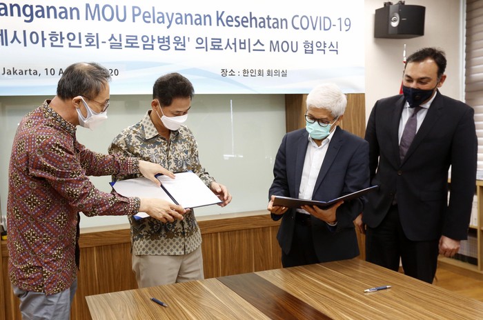 Siloam Hospitals Group dan Republik Korea yang diwakili oleh Asosiasi Korea di Indonesia melakukan sinergi penandatanganan nota kesepahaman (Memorandum of Understanding) dalam hal penyediaan pelayanan kesehatan bagi Warga Negara Republik Korea di Indonesia terkait dengan pandemi virus SARS-CoV-2.