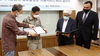 Bertempat di Kedutaan Besar Republik Korea, Senin (10/8), Wakil dari kedua belah pihak yakni Managing Director Siloam Hospitals Group dr. Anang Prayudi dan Kepala Asosiasi Korea di Indonesia Park Jae Han menandatangani MoU mengenai kerja sama pelayanan kesehatan bagi pasien berstatus Warga Negara Republik Korea yang tinggal di Indonesia yaitu berupa tes COVID-19 dan rawat inap bagi mereka yang positif COVID-19.Foto: dok. Dubes Korsel