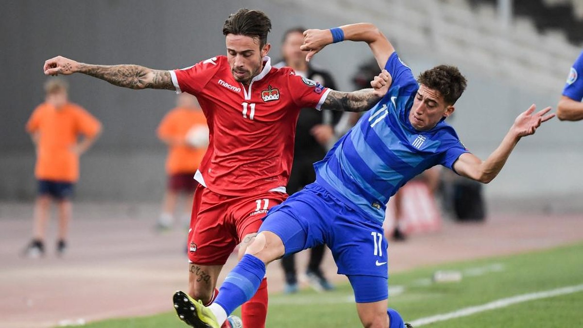 Kostas Tsimikas (kanan) menjadi calon pemain baru Liverpool. (Foto: AFP/ARIS MESSINIS)