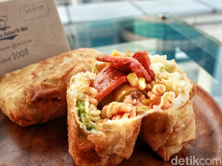 Lumpia Salad Kak Mel: Lumpia Kekinian Isi Makaroni dan Daging yang Padat Lumpia Salad Kak Mel: Lumpia Kekinian Isi Makaroni dan Daging yang Padat