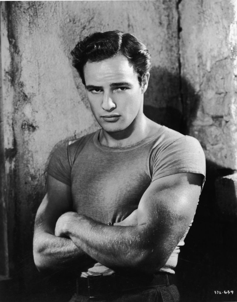 Aktor Marlon Brando memopulerkan t-shirt yang awalnya sebagai pakaian dalam pria jadi busana casual.