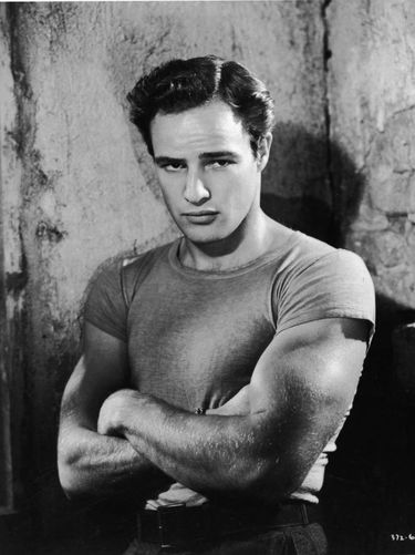 Aktor Marlon Brando memopulerkan t-shirt yang awalnya sebagai pakaian dalam pria jadi busana casual.
