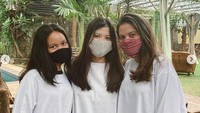 Marsha Aruan juga mengajak adiknya untuk dibaptis kala itu.  Foto: Instagram