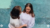 Marsha Aruan memperlihatkan saat dirinya dibaptis. Foto: Instagram