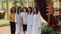Marsha Aruan pun menjelaskan soal agamanya. Ia menegaskan sama sekali tidak pindah agama. Sejak lahir hingga saat ini, agamanya masih sama. Foto: Instagram