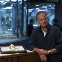 Masker dengan standar keamanan filter N99 itu bernilai fantastis, yakni US$ 1,5 juta atau sekitar Rp 22,1 miliar! Isaac Levy, sang desainer sekaligus pemilik Yvel, mengklaimnya sebagai masker termahal di dunia. (Foto: AP/Sebastian Scheiner)