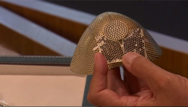 Namun, ia hanya ingin memastikan keinginan klien untuk memakai masker termahal di dunia bisa terwujud.Uang mungkin tak bisa membeli semuanya, tapi jika uang bisa membeli masker COVID-19 termahal di dunia dan pembelinya ingin memakai dan menjadi pusat perhatian, dia semestinya akan merasa bahagia, ungkap Isaac di kantornya di Yerusalem kepada Associated Press baru-baru ini. (Foto: dok. Associated Press video)