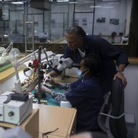 Isaac pun bersyukur, berkat pesanan itu karyawannya bisa mendapat penghasilan tambahan mengingat perekonomian sedang lesu karena wabah virus Corona. (Foto: AP/Sebastian Scheiner)