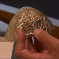 Namun, ia hanya ingin memastikan keinginan klien untuk memakai masker termahal di dunia bisa terwujud.Uang mungkin tak bisa membeli semuanya, tapi jika uang bisa membeli masker COVID-19 termahal di dunia dan pembelinya ingin memakai dan menjadi pusat perhatian, dia semestinya akan merasa bahagia, ungkap Isaac di kantornya di Yerusalem kepada Associated Press baru-baru ini. (Foto: dok. Associated Press video)