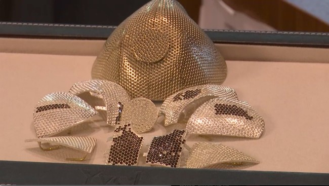 Kini masker tak sekadar alat pelindung diri yang wajib dipakai menyusul pandemi COVID-19, tapi juga menjadi sebuah fashion statement tersendiri. Masker yang satu ini bahkan sudah seperti sebuah perhiasan mahal yang berlapis emas dengan taburan berlian. Inikah masker termahal di dunia? (Foto: dok. Associated Press video)