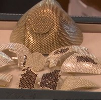 Kini masker tak sekadar alat pelindung diri yang wajib dipakai menyusul pandemi COVID-19, tapi juga menjadi sebuah fashion statement tersendiri. Masker yang satu ini bahkan sudah seperti sebuah perhiasan mahal yang berlapis emas dengan taburan berlian. Inikah masker termahal di dunia? (Foto: dok. Associated Press video)
