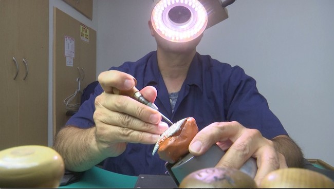 Yvel, sebuah rumah perhiasan asal Israel, membuat terobosan baru dengan menciptakan masker yang terbuat dari emas putih 18 karat. Kemewahan tak berhenti di situ karena masker tersebut juga dihiasi berlian putih dan hitam yang jumlahnya mencapai 3.600 butir. (Foto: dok. Associated Press video)