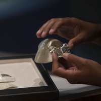 Besar kemungkinan buah karya Yves bukan jenis masker yang nyaman dipakai karena beratnya yang mencapai 270 gram. Isaac sendiri mengaku secara pribadi tak akan memakai masker seperti itu. (Foto: AP/Sebastian Scheiner)