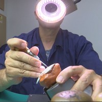 Yvel, sebuah rumah perhiasan asal Israel, membuat terobosan baru dengan menciptakan masker yang terbuat dari emas putih 18 karat. Kemewahan tak berhenti di situ karena masker tersebut juga dihiasi berlian putih dan hitam yang jumlahnya mencapai 3.600 butir. (Foto: dok. Associated Press video)