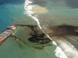 Duh! 15 Kilometer Pantai Mauritius Tercemar Tumpahan Minyak