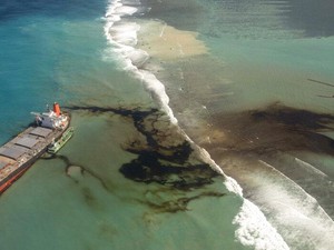 Duh! 15 Kilometer Pantai Mauritius Tercemar Tumpahan Minyak