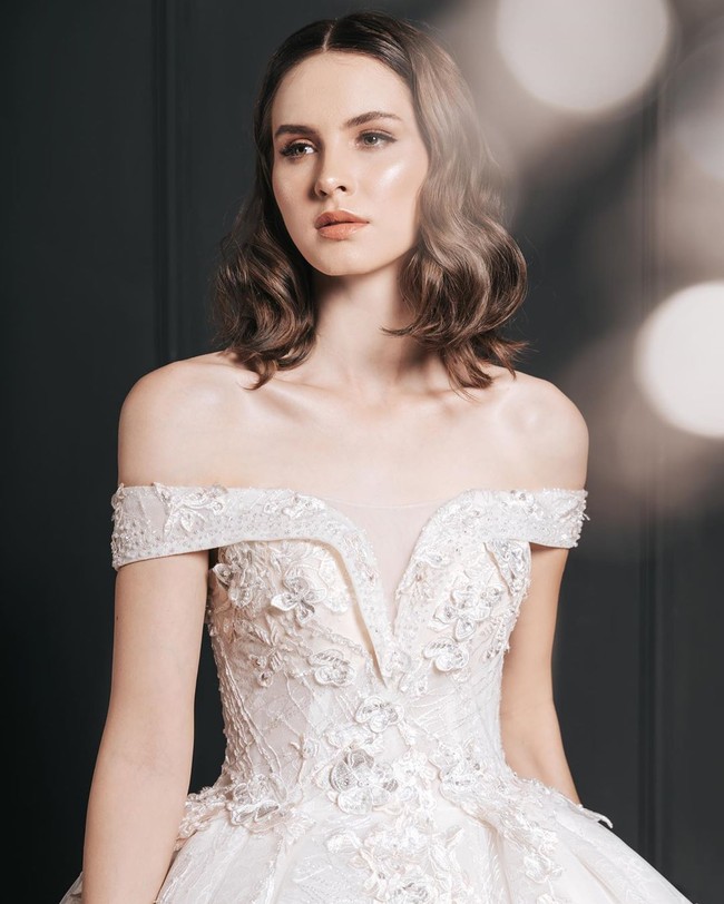 Selain konten perjalanan keduanya di Indonesia, Mba Tina Bule juga mulai membuat konten sosial yang peduli dengan sesama. “Tina ini mau membalas budi kebaikan orang-orang. Bukan cuma anak-anak atau orangtua. Bantunya nggak harus uang juga, Tina menggantikan pekerjaannya, terus ngobrol dekat, dan akhirnya subscribers melihat juga untuk membantu sesama, kata Bayu. Foto: Dok. Instagram @mbatinabule_official.