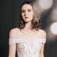 Selain konten perjalanan keduanya di Indonesia, Mba Tina Bule juga mulai membuat konten sosial yang peduli dengan sesama. “Tina ini mau membalas budi kebaikan orang-orang. Bukan cuma anak-anak atau orangtua. Bantunya nggak harus uang juga, Tina menggantikan pekerjaannya, terus ngobrol dekat, dan akhirnya subscribers melihat juga untuk membantu sesama, kata Bayu. Foto: Dok. Instagram @mbatinabule_official.