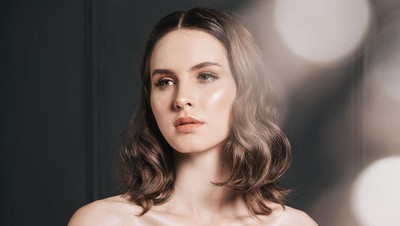 8 Potret Mba Tina Bule, Model Cantik Rumania yang Kepincut Pria Indonesia