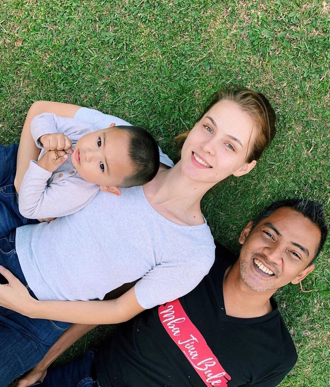 Mba Tina Bule dan Bayu menikah pada 5 Agustus 2016 di Jakarta. “Well, he proposed haha. Tapi kita dari sebelumnya sudah ngomong tentang menikah dan bisa bilang gampang, karena kita berdua sudah yakin,” jelas Tina. Pernikahan tersebut melahirkan buah hati bernama Frederick Tudor Surya. Foto: Dok. Instagram @mbatinabule_official.