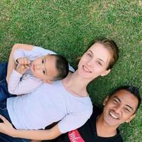 Mba Tina Bule dan Bayu menikah pada 5 Agustus 2016 di Jakarta. “Well, he proposed haha. Tapi kita dari sebelumnya sudah ngomong tentang menikah dan bisa bilang gampang, karena kita berdua sudah yakin,” jelas Tina. Pernikahan tersebut melahirkan buah hati bernama Frederick Tudor Surya. Foto: Dok. Instagram @mbatinabule_official.