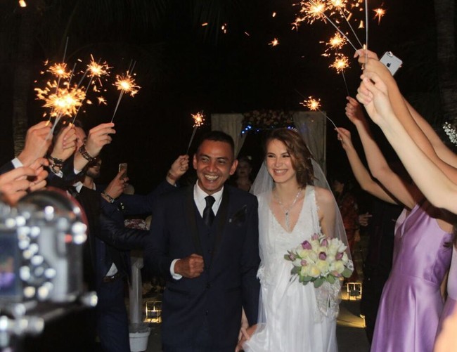 Tina menunjukkan kecintaannya pada Indonesia dengan mempelajari bahasa Indonesia. Dia memilih belajar secara otodidak. Kemampuannya berbahasa Indonesia bisa terlihat dalam channel YouTubenya Mba Tina Bule. Dalam vlognya tersebut, selain travelling ke berbagai daerah di Indonesia, Mba Tina Bule pun kerap membuat konten mencoba kehidupan warga lokal seperti mengejar layangan putus, belanja di Tanah Abang, minum jamu, belanja di pasar tradisional, hingga mencoba membuat dodol dan batik. Foto: Dok. Instagram @mbatinabule_official.