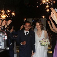 Tina menunjukkan kecintaannya pada Indonesia dengan mempelajari bahasa Indonesia. Dia memilih belajar secara otodidak. Kemampuannya berbahasa Indonesia bisa terlihat dalam channel YouTubenya Mba Tina Bule. Dalam vlognya tersebut, selain travelling ke berbagai daerah di Indonesia, Mba Tina Bule pun kerap membuat konten mencoba kehidupan warga lokal seperti mengejar layangan putus, belanja di Tanah Abang, minum jamu, belanja di pasar tradisional, hingga mencoba membuat dodol dan batik. Foto: Dok. Instagram @mbatinabule_official.