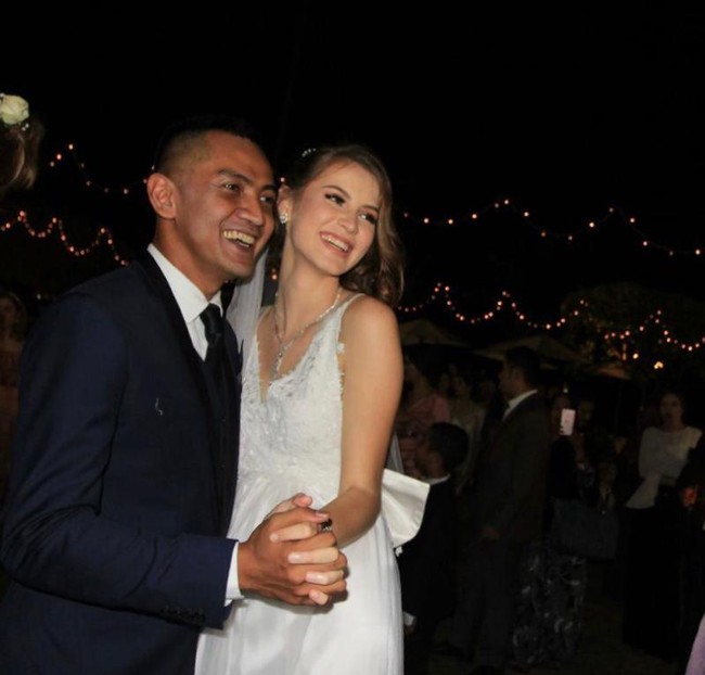 Saat baru mulai berpacaran, Tina sempat pulang ke negara asalnya di Rumania. Namun karena sedang dimabuk cinta hingga tam kuat menahan rindu, Tina sampai jatuh sakit. Waktu aku ke Rumania, kok aku merasa rindu banget sama Bayu. Dan sempat LDR selama dua minggu. Lima hari aku masuk rumah sakit,“ kisah Tina. Bayu pun berinisiatif untuk mengunjungi Tina di ibukota Rumania, Bukares. Dia melakukan itu untuk menunjukkan keseriusan hubungannya. Dan Bayu pun memutuskan melamar Tina. Foto: Dok. Instagram @mbatinabule_official.