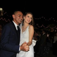 Saat baru mulai berpacaran, Tina sempat pulang ke negara asalnya di Rumania. Namun karena sedang dimabuk cinta hingga tam kuat menahan rindu, Tina sampai jatuh sakit. Waktu aku ke Rumania, kok aku merasa rindu banget sama Bayu. Dan sempat LDR selama dua minggu. Lima hari aku masuk rumah sakit,“ kisah Tina. Bayu pun berinisiatif untuk mengunjungi Tina di ibukota Rumania, Bukares. Dia melakukan itu untuk menunjukkan keseriusan hubungannya. Dan Bayu pun memutuskan melamar Tina. Foto: Dok. Instagram @mbatinabule_official.