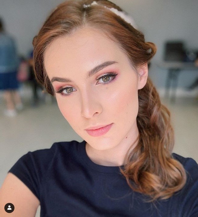 Tina menuturkan pada 2015, dia sebenanya datang ke Indonesia untuk bekerja sebagai model. Oleh karena itulah saat berkenalan dengan Bayu dia memilih menjaga jarak karena belum yakin akan menetal di Indonesia atau tidak. Aku suka sama dia tapi aku takut, belum tentu mau pindah ke Indonesia, kalau sudah relationship nggak mungkin aku mau traveling lagi, ujar Tina. Foto: Dok. Instagram @mbatinabule_official.