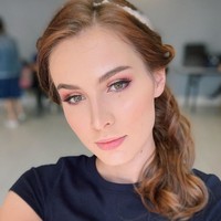 Tina menuturkan pada 2015, dia sebenanya datang ke Indonesia untuk bekerja sebagai model. Oleh karena itulah saat berkenalan dengan Bayu dia memilih menjaga jarak karena belum yakin akan menetal di Indonesia atau tidak. Aku suka sama dia tapi aku takut, belum tentu mau pindah ke Indonesia, kalau sudah relationship nggak mungkin aku mau traveling lagi, ujar Tina. Foto: Dok. Instagram @mbatinabule_official.