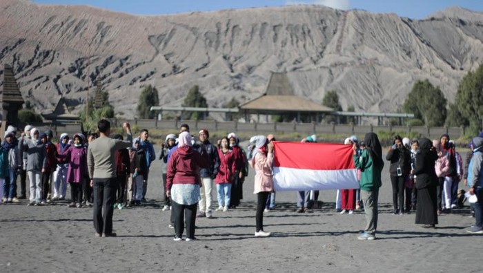 Mengenang Upacara Hardiknas di Gunung Bromo Jelang Agustusan