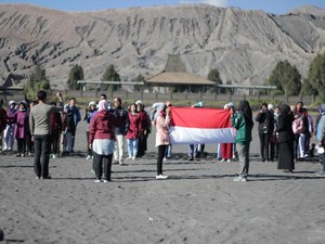 Mengenang Upacara Hardiknas di Gunung Bromo Jelang Agustusan