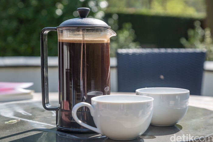 Menyeduh kopi dengan French press