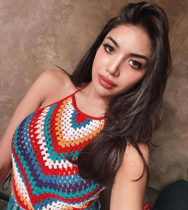 Millendaru mempersiapkan banyak hal demi bisa tampil maksimal dalam kompetisi yang diikuti wanita transgender dari berbagai provinsi di Indonesia tersebut. Salah satunya menghindari dunia malam. Foto: Instagram/@millencyrus