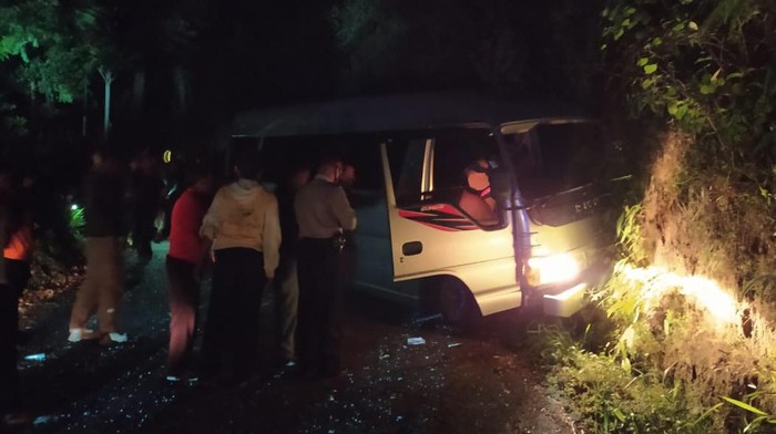 Minibus pengangkut pendaki Gunung Lawu tabrak tebing