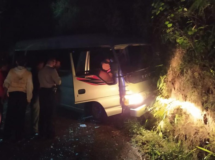 Minibus pengangkut pendaki Gunung Lawu tabrak tebing