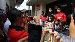 Momen Gibran Blusukan Pakai Jersey Manchester United