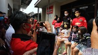 Blusukan tersebut diisi dengan beberapa kegiatan sosial.