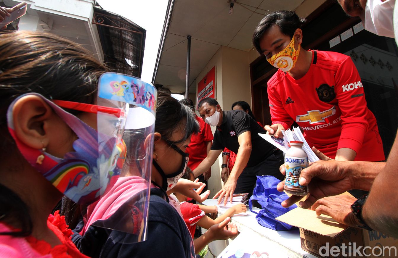 Bakal calon Wali Kota Solo, Gibran Rakabuming Raka melakukan blusukan di Kampung Jogobayan, Surakarta, Jawa Tengah, sambil mengenakan jersey Manchester United lho.