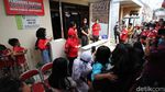Momen Gibran Blusukan Pakai Jersey Manchester United