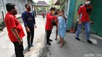 Momen Gibran Blusukan Pakai Jersey Manchester United