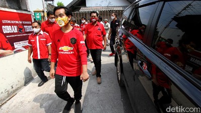 Momen Gibran Blusukan Pakai Jersey Manchester United