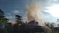 Setelah ledakan, kebakaran terjadi di lokasi. Titik ledakan berada di area belakang PT Enero. Lokasi ledakan sangat dekat dengan permukiman penduduk Dusun Sukosewu, Desa Gempolkrep. Enggran Eko Budianto/Dok. Detikcom.