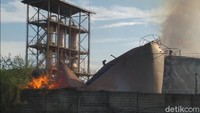 Menurut keterangan warga, pabrik Bioetanol PT Enero meledak sekitar pukul 15.15 WIB. Ledakan sangat kencang terjadi dua kali dari anak perusahaan BUMN, PTPN X tersebut. Jeda antar ledakan sekitar 3-5 menit. Enggran Eko Budianto/Dok. Detikcom.