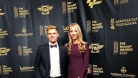 Brad Binder tak sendirian, ia menggandeng Courtney saat MotoGP Awards 2019 Foto: Instagram @courtneyrenniers_wffpro