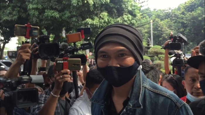 Pakai Masker, Anji Tiba di Polda Metro untuk Pemeriksaan soal Obat Corona