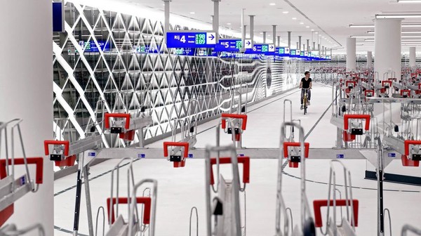 secara luas, parkiran sepeda di Den Haag itu adalah 8 ribu meter persegi atau seukuran satu setengah lapangan bola (Mike Bink/istimewa) secara luas, parkiran sepeda di Den Haag itu adalah 8 ribu meter persegi atau seukuran satu setengah lapangan bola (Mike Bink/istimewa)