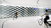 Parkiran sepeda yang tak ubahnya garasi besar itu berlokasi di Koningin Julianaplein, Stasiun Pusat Den Haag (Mike Bink/istimewa)